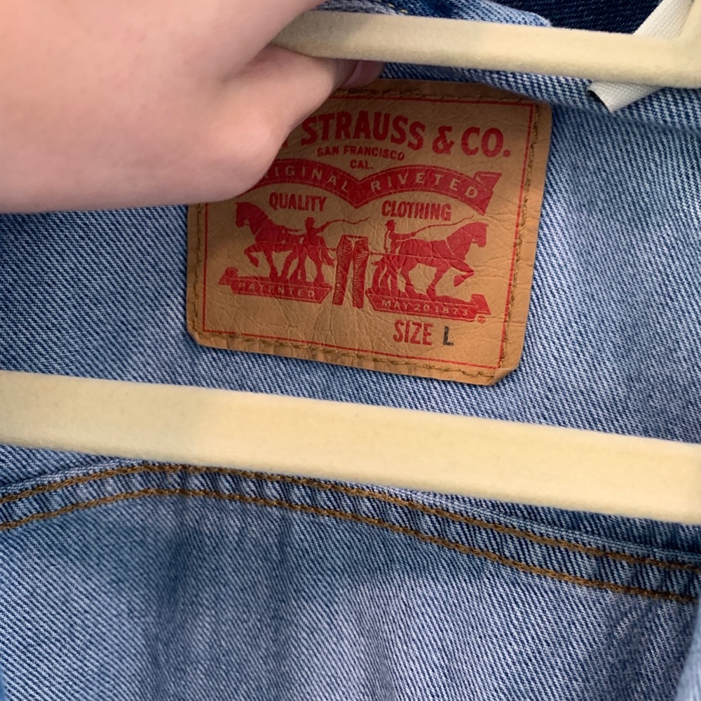 Levi’s oversized logo sleeve light denim jacket - Picture 4 of 9